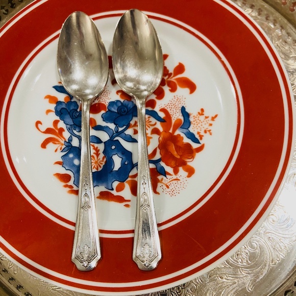 D1-SET OF TWO Vintage Silver Plate Art Deco Teaspoons in Beverly Pattern - Picture 1 of 9